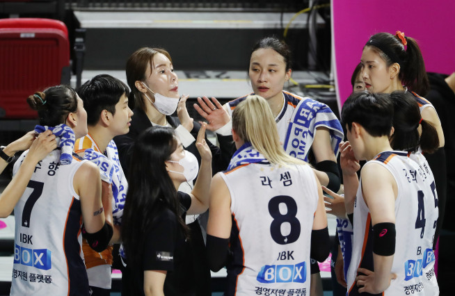 ▲23일 인천 삼산월드체육관에서 열린 여자프로배구 인천 흥국생명 핑크스파이더스와 화성 IBK 기업은행 알토스의 경기. 3세트 김사니 IBK 감독대행(왼쪽 세번째)이 선수들을 격려하고 있다.  (연합뉴스)