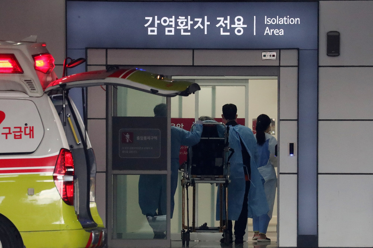 ▲코로나19 위중증 환자가 515명으로 집계된 22일 오전 서울 중랑구 서울의료원 응급의료센터에서 구급 대원들이 감염환자 전용 출입문으로 환자를 이송하고 있다. (뉴시스)