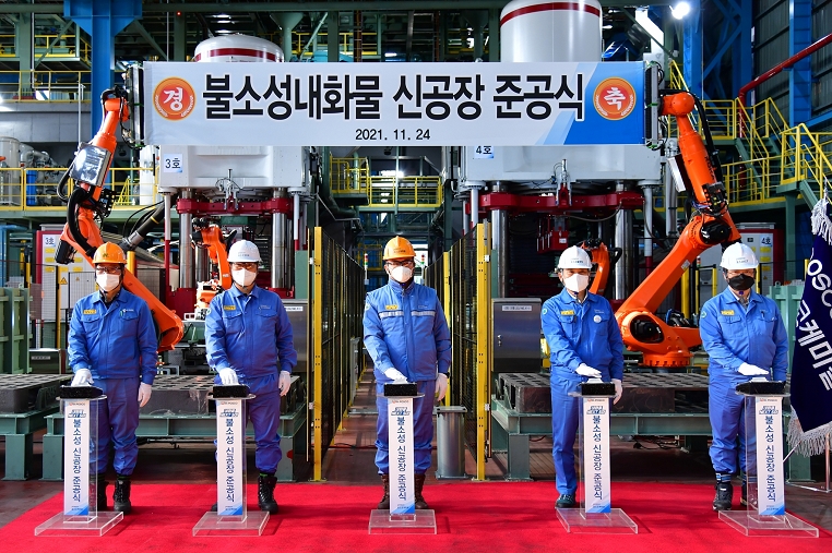 ▲24일 열린 포스코케미칼 내화물 신공장 준공식에서 스위칭 세레모니를 하고 있는 모습 (왼쪽 두번째부터) 마숙웅 포스코케미칼 제조노동조합 위원장, 민경준 포스코케미칼 사장, 조정우 포스코플랜텍 사장, 심민석 포스코ICT EIC사업실 실장. (사진제공=포스코케미칼)