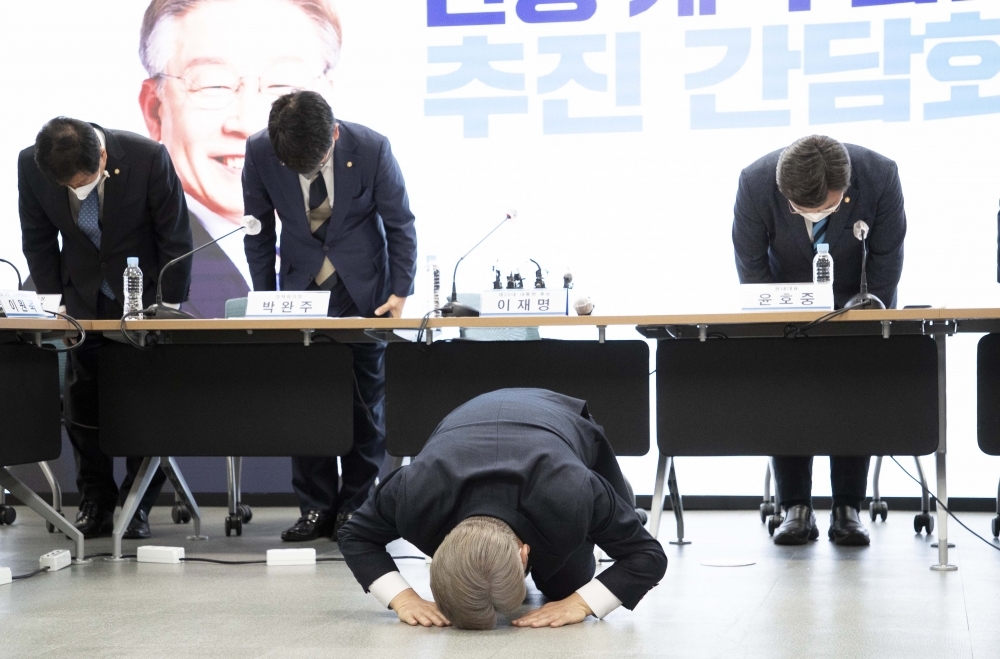 ▲이재명 더불어민주당 대선 후보가 24일 서울 여의도 중앙당사 회의실에서 열린 민생·개혁 입법 추진 간담회에서 '새로운 민주당으로 거듭나겠다'며 사죄의 절을 하고 있다. 신태현 기자 holjjak@ (이투데이DB)