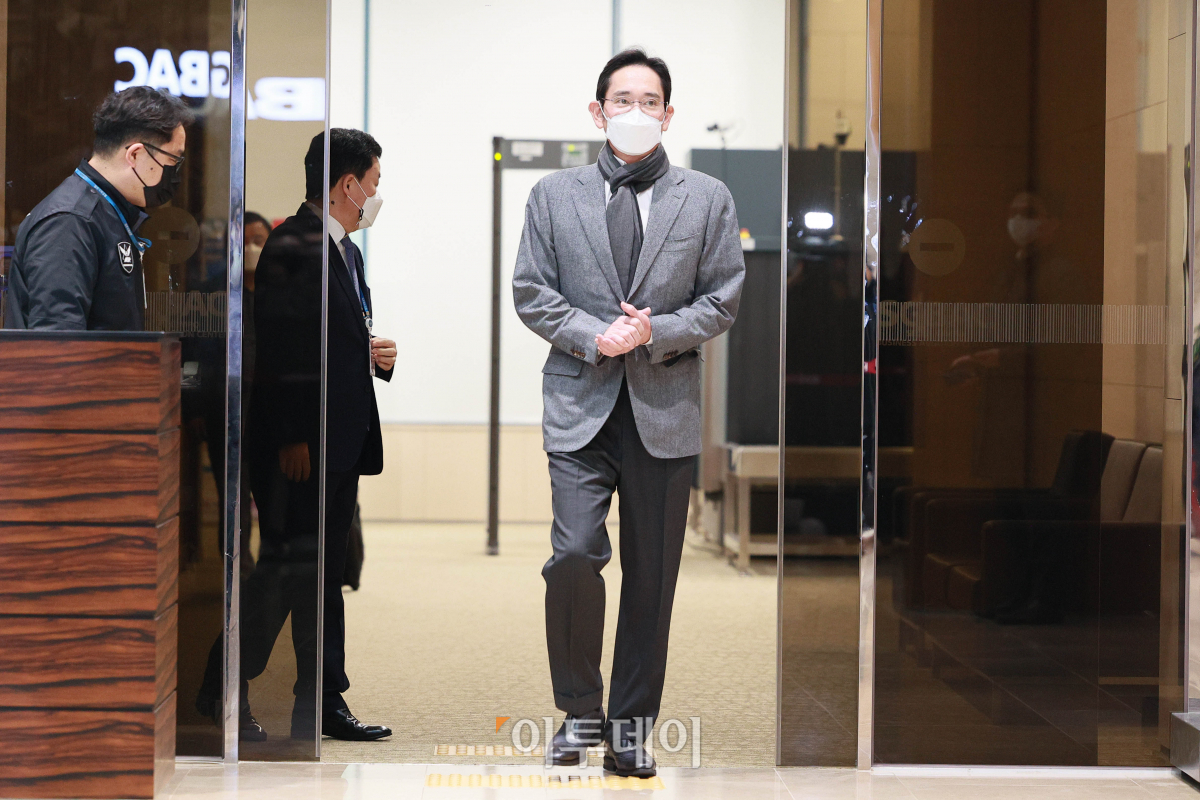 ▲이재용 삼성전자 부회장이 24일 오후 열흘 간의 미국 출장을 마치고 서울김포비즈니스항공센터를 통해 귀국하고 있다. 삼성전자는 이날 미국 텍사스주 테일러시에 20조원 규모의 파운드리(시스템반도체 위탁생산) 공장을 신설하겠다고 최종 발표했다. (조현호 기자 hyunho@)