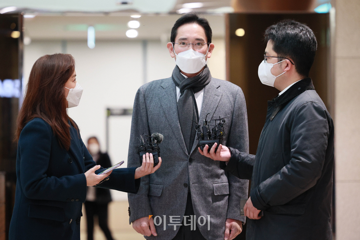 ▲이재용 삼성전자 부회장이 24일 오후 열흘 간의 미국 출장을 마치고 서울김포비즈니스항공센터를 통해 귀국하고 있다. 삼성전자는 이날 미국 텍사스주 테일러시에 20조원 규모의 파운드리(시스템반도체 위탁생산) 공장을 신설하겠다고 최종 발표했다. (조현호 기자 hyunho@)