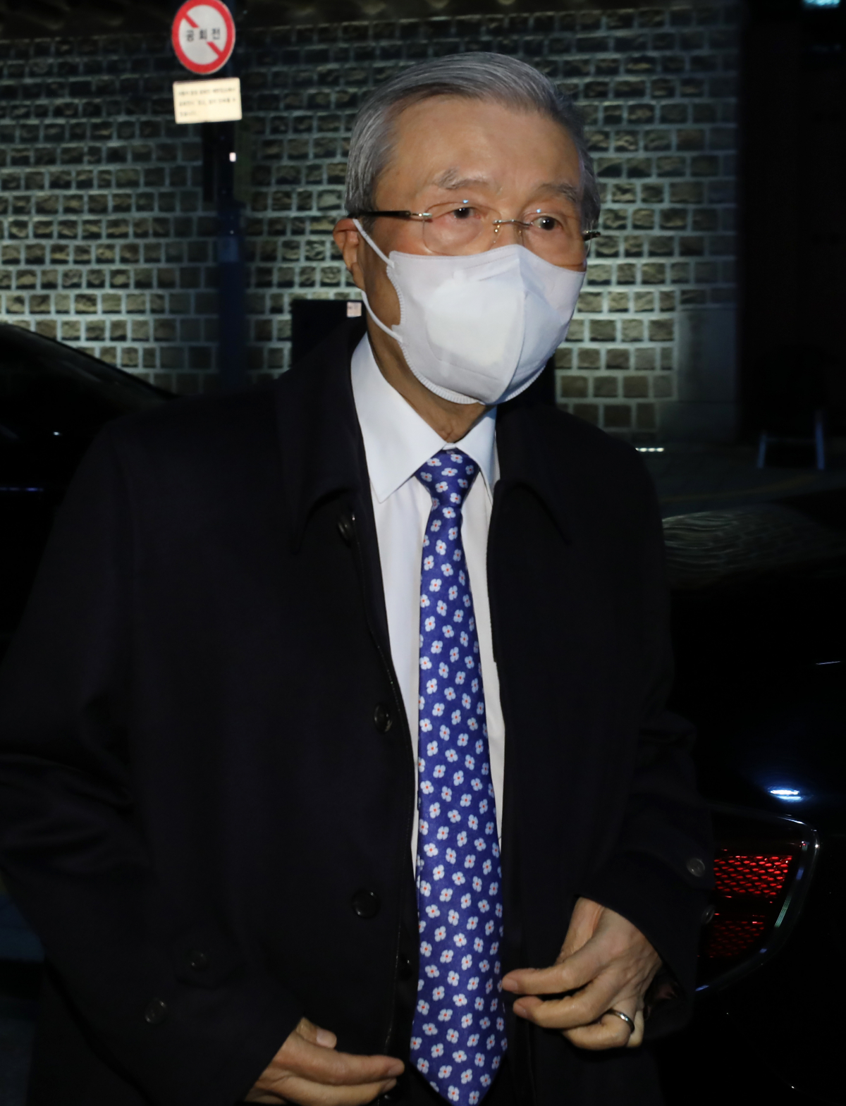 ▲국민의힘 김종인 전 비상대책위원장이 24일 서울 한 식당으로 윤석열 대선후보와 만찬 회동을 위해 이동하고 있다.  (뉴시스)