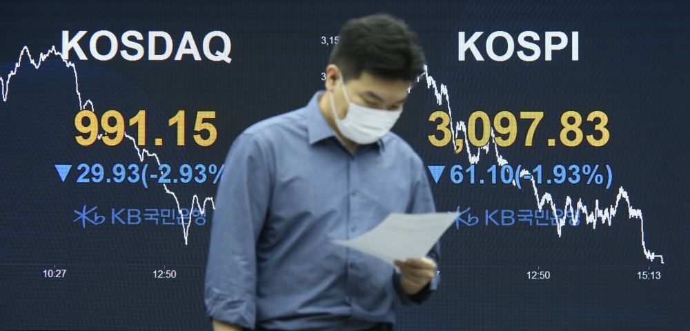 ▲코스피 3100선이 붕괴되며 장을 마감했다. 19일 서울 영등포구 KB증권 딜링룸 전광판에 코스닥 지수와 코스피 지수가 표시돼 있다. 코스닥은 전 거래일보다 29.93(2.93%) 포인트 하락한 991.15로 코스피는 61.10(1.93%) 하락한 3097.83으로 거래를 마쳤다. 조현호 기자 hyunho@ (이투데이DB)