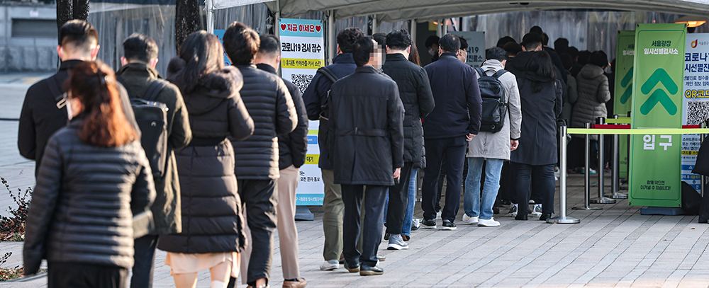 ▲25일 오전 서울 중구 서울광장 신종 코로나바이러스 감염증(코로나19) 임시 선별진료소에서 시민들이 검사를 받기 위해 대기하고 있다. 이날 서울시의 코로나19 확진자는 1760명을 기록, 하루 만에 또 최다를 기록했다. (연합뉴스)