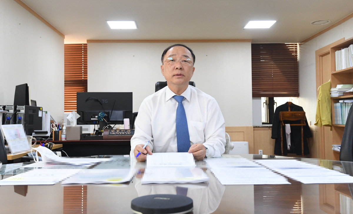 ▲홍남기 부총리 겸 기획재정부 장관이 11월 25일 광화문 정부서울청사에서 정부세종청사와 국회까지 화상으로 기획재정부 확대간부회의를 주재하고 있다. (사진제공=기획재정부)