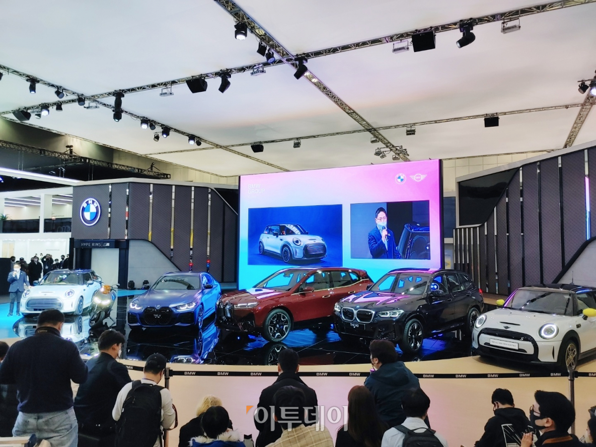 ▲BMW가 서울모빌리티쇼에서 공개한 차종. 왼쪽부터 MINI 스트립, BMW i4,  BMW iX, BMW 뉴 iX3, 뉴 MINI 일렉트릭.  (유창욱 기자 woogi@)
