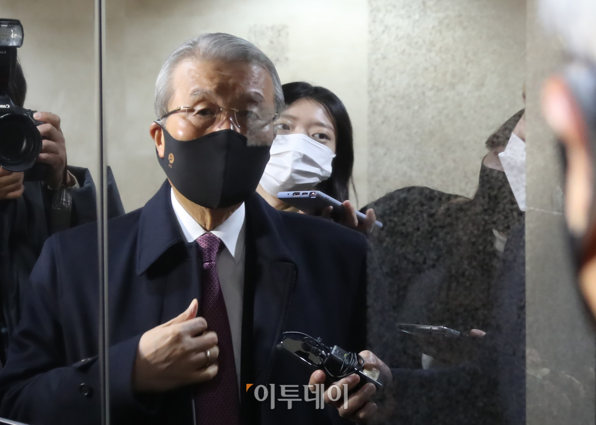 ▲김종인 전 국민의힘 비대위원장이 25일 오전 서울 종로구 자신의 사무실을 찾은 임태희 전 대통령 비서실장을 면담한 뒤 사무실을 나서고 있다. (국회사진취재단)