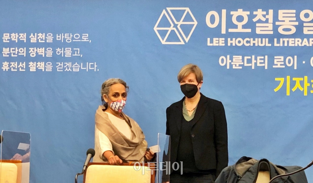 ▲아룬다티 로이(왼쪽)와 예니 에르펜베크가 기자회견 전 대화를 나누고 있다. (홍인석 기자 mystic@)