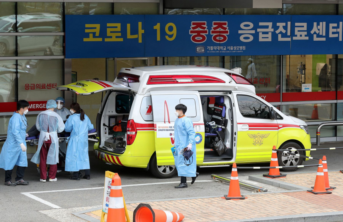 ▲24일 오후 서울 서초구 가톨릭대학교 서울성모병원 응급의료센터에서 의료진이 나와 환자 상태를 살펴보고 있다. 해당 환자는 코로나19 증상을 보여 '사전환자분류소'에서 음압격리실 치료 진단을 받았으나, 서울성모병원 음압격리실이 가득 찼기 때문이다. 한편 서울성모병원 코로나19 중환자 병상은 이날 14시 기준으로 20개 중 17개가 차 있는 상황이다. (뉴시스)