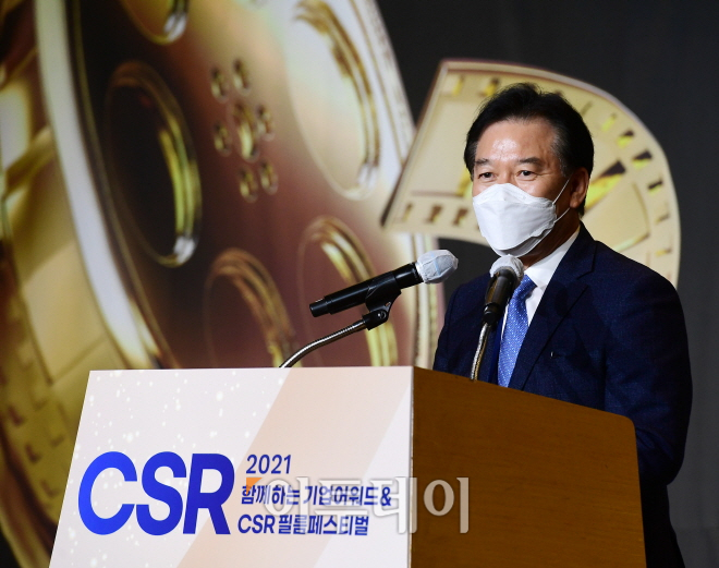 ▲25일 서울 여의도 전경련회관 컨퍼런스센터에서 열린 ‘2021 함께하는 기업 어워드 & CSR 필름페스티벌’에서 정태호 더불어민주당 의원이 축사를 하고 있다. ‘함께하는 기업 어워드 & CSR 필름페스티벌’은 한 해 동안 사회적 가치 창출을 위해 도모한 ‘함께하는 기업’들의 CSR활동 발자취를 공모하고 그 업적을 치하, 격려하는 행사로 2012년 첫걸음을 내딛어 올해로 10회째를 맞이했다. 고이란 기자 photoeran@