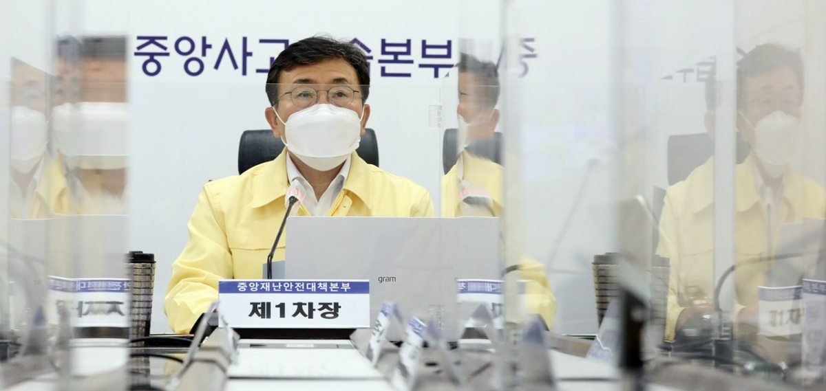 ▲권덕철 중앙재난안전대책본부 1차장(보건복지부 장관)이 26일 오전 정부세종청사에서 열린 코로나19 대응 중대본 회의에서 모두발언을 하고 있다. (뉴시스)