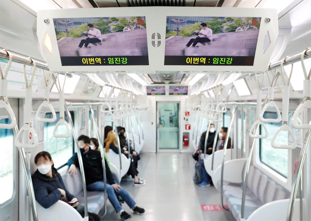 ▲경의선 셔틀 전동열차 내부. (뉴시스)