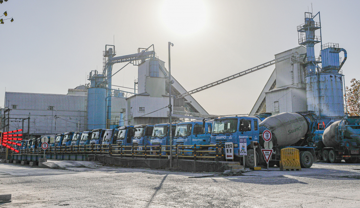 ▲화물연대가 총파업에 돌입한 25일 오후 서울시내 레미콘 공장에 레미콘 운반 트럭들이 주차돼 있다. (뉴시스)