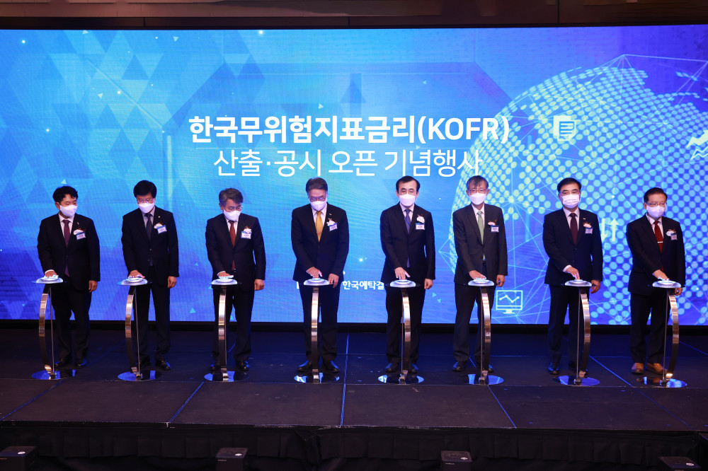 ▲사진 왼쪽부터 이호형 은행연합회 전무, 박종석 한국은행 부총재보, 김동회 금융감독원 부원장, 이명호 한국예탁결제원 사장, 이세훈 금융위원회 사무처장, 박영석 중요지표관리위원회 위원장, 손병두 한국거래소 이사장, 이승철 한국자금중개 사장 (한국예탁결제원)