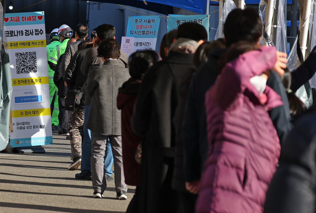 ▲26일 오전 서울역광장에 마련된 코로나19 임시선별검사소를 찾은 시민들이 검사를 위해 대기하고 있다.    중앙방역대책본부에 따르면 이날 0시 기준 신규확진자 수는 3901명으로 집계됐다. 한편 최근 남아프리카공화국, 보츠와나, 홍콩 등 3개국에서 신규 변이종 'B.1.1.529'가 10여 건 발견됐다. 이 변이종은 스파이크 단백질에 유전자 변이 32개를 보유해 더 전파력이 강할 것이라는 우려가 나오고 있다.  (연합뉴스)