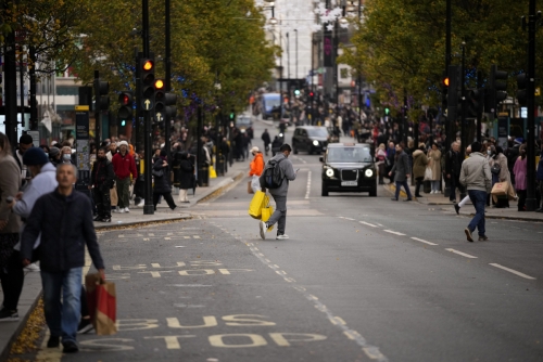 ▲영국 런던 거리를 26일(현지시간) 사람들이 지나고 있따. 런던/AP연합뉴스 
