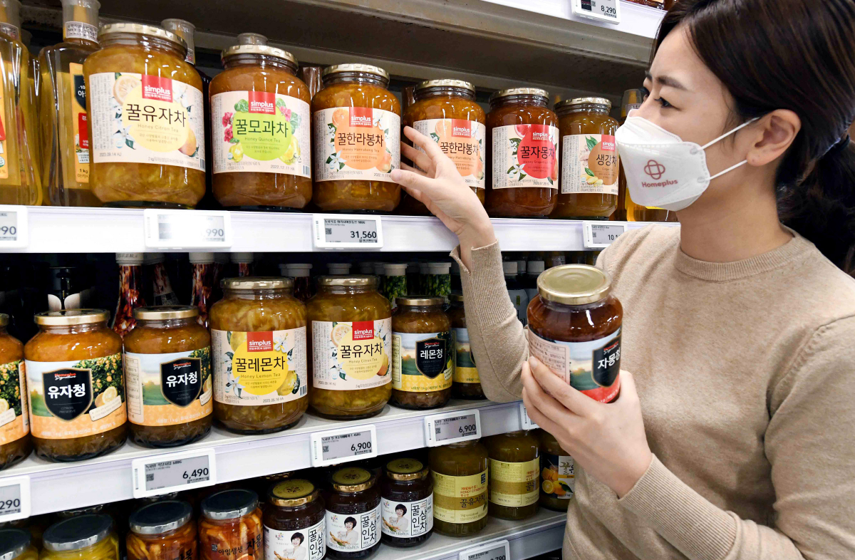 ▲고객이 홈플러스에서 판매되는 유자차와 레몬차 등 액상차 상품들을 둘러보고 있다. (사진제공=홈플러스)