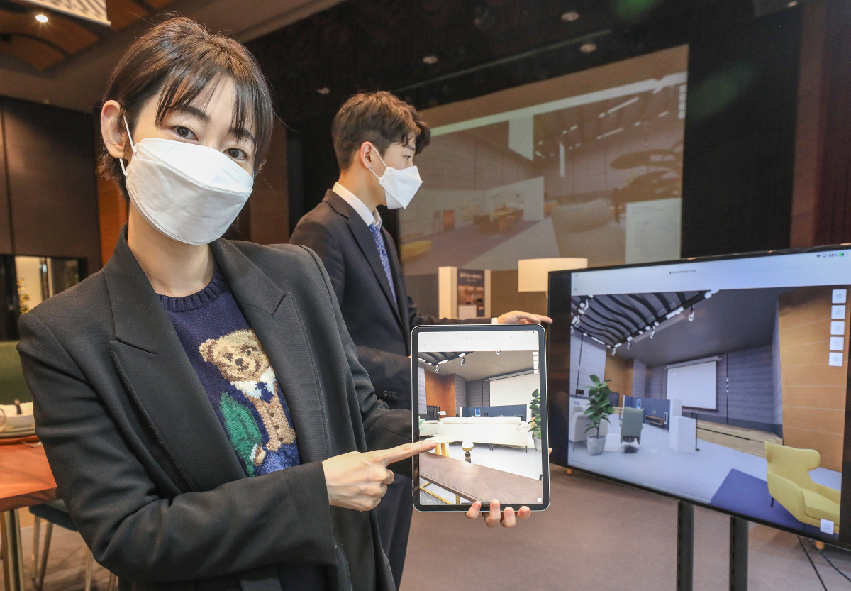 ▲28일 오전 서울시 강남구 현대백화점 무역센터점 10층 문화홀에서 고객들이 메타버스 쇼룸을 체험하고 있다. (사진제공=현대백화점)