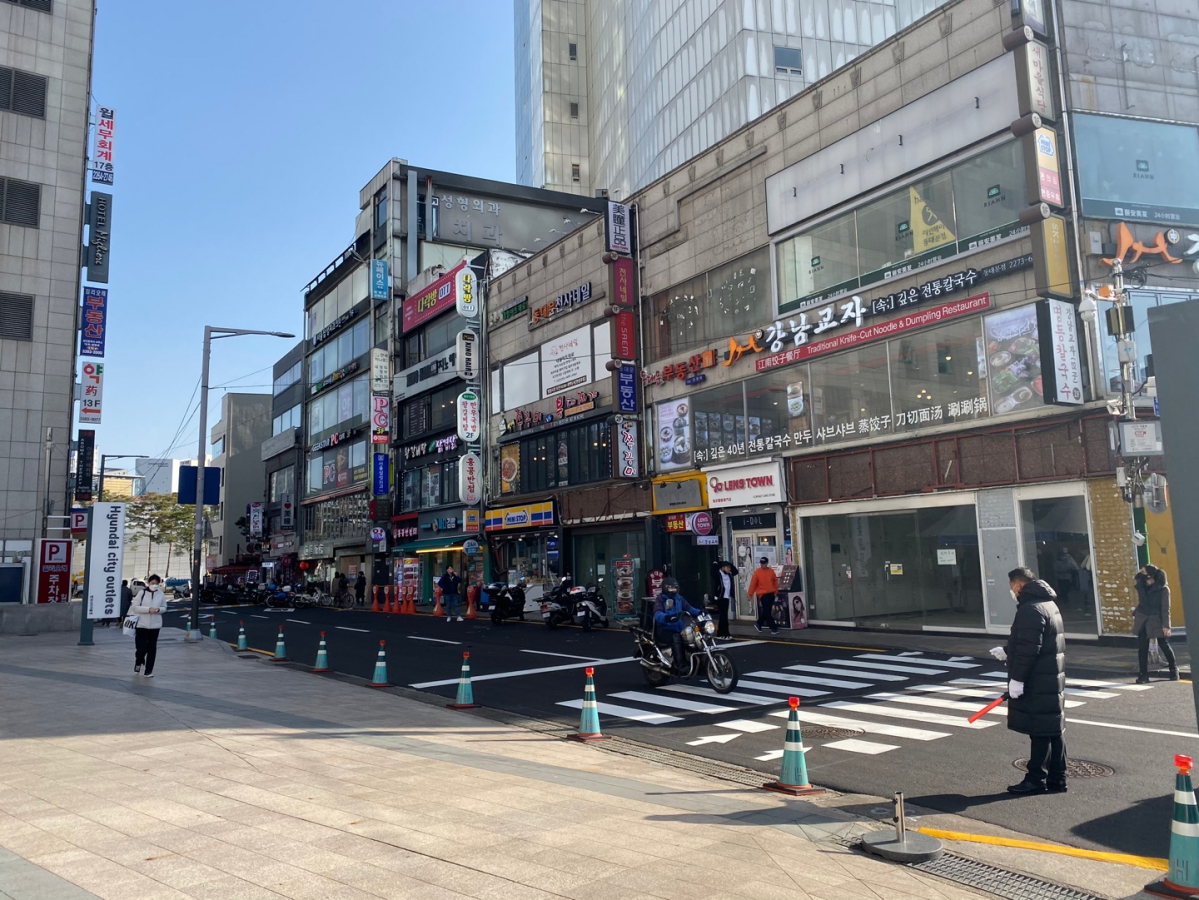 ▲코로나19 확산의 직격탄을 맞아온 소상공인·자영업자들이 바이러스 재확산과 새 변이종 오미크론의 등장에 긴장감을 늦추지 못하고 있다. 지난주 한국은행의 기준금리 인상으로 이자 부담마저 커져 이중고의 어려움에 휩싸였다. 지난 25일 서울 동대문 패션타운 일대 모습. (김동효 기자 sorahosi@)