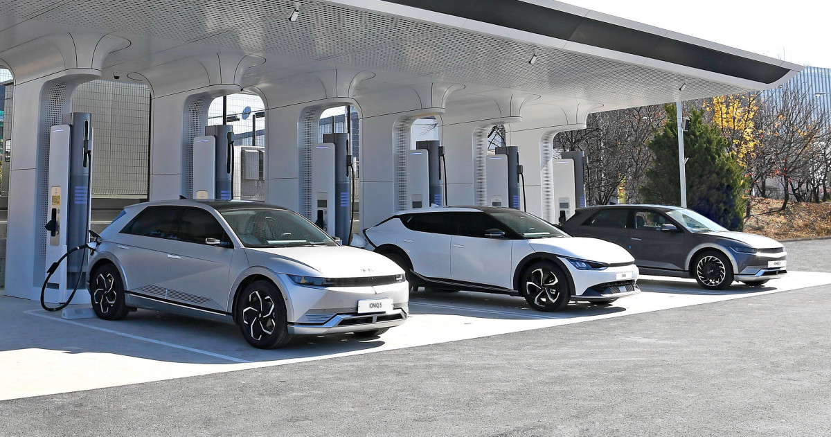 ▲현대차그룹은 대전광역시 유성구에 위치한 국립중앙과학관에 전기차 초고속 충전소 ‘E-pit(이-피트)’를 설치하고 29일부터 본격적인 운영에 들어간다. 공공기관 유휴부지를 활용한 만큼, 현대차 이외에 타사 전기차도 이용할 수 있다. (사진제공=현대차그룹)