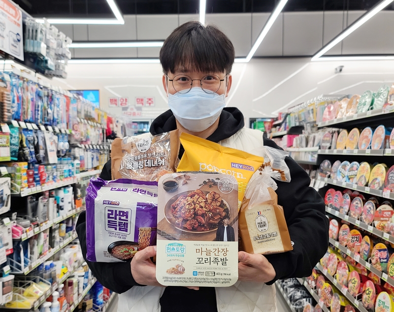 ▲고객이 CU 제품을 구매하고 있다. (사진제공=CU)