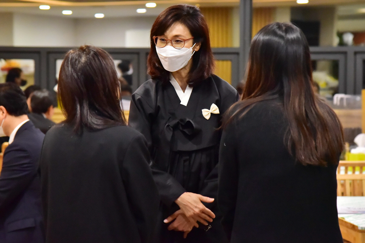 ▲지난 달 28일 노소영 아트센터 나비 관장이 28일 오후 서울 종로구 서울대병원 장례식장에 마련된 고 노태우 전 대통령 빈소를 찾은 조문객을 맞이하고 있다. (연합뉴스)