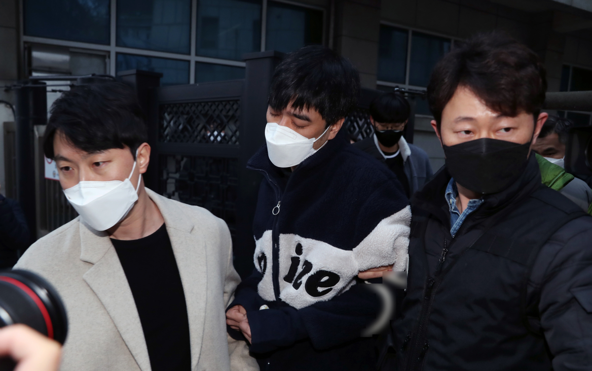 ▲스토킹 피해를 수차례 신고해 신변보호를 받던 30대 여성을 살해한 혐의를 받는 김병찬이 29일 서울 남대문경찰서에서 호송차로 향하고 있다. 서울 중부경찰서는 이날 오전 남대문경찰서 유치장에 감호돼 있던 김병찬을 검찰에 구속 송치한다.  (뉴시스)