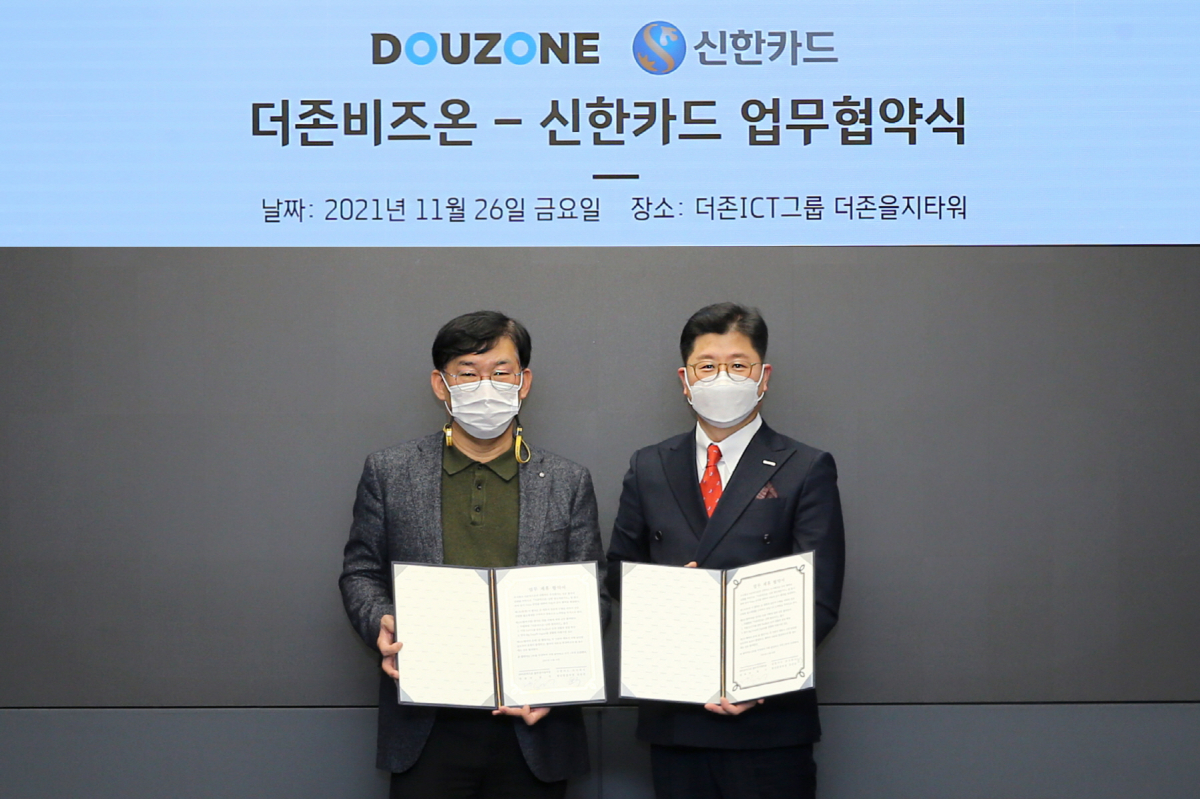 ▲26일 서울 중구 더존을지타워에서 더존비즈온과 신한카드가 '미래지향적 디지털 금융 활성화를 위한 전략적 업무협약'을 체결했다. 왼쪽부터 김선건 신한카드 원신한사업본부장, 지용구 더존비즈온 솔루션사업부문 대표. (제공=더존비즈온)