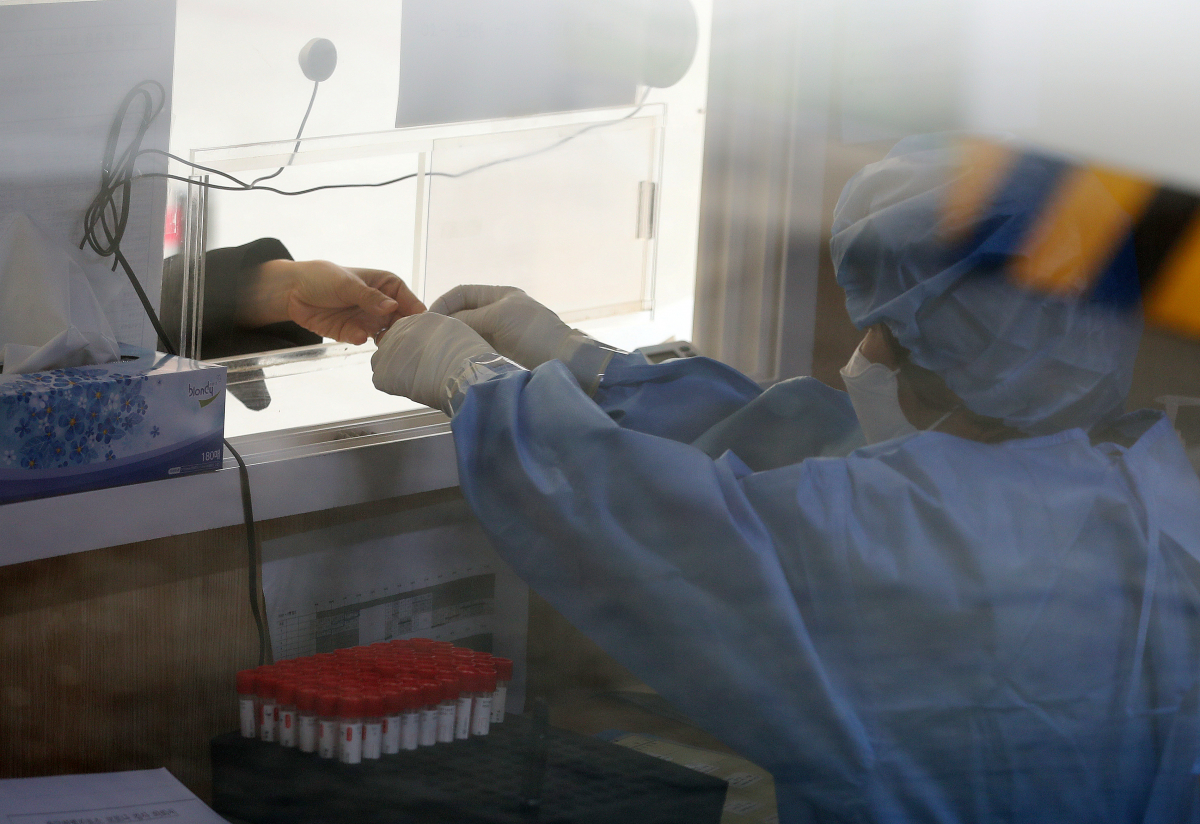 ▲코로나19 신규 확진자가 3309명으로 집계된 29일 오전 서울 중구 서울역광장 임시선별검사소에서 의료진이 채취 검체를 정리하고 있다. (뉴시스)