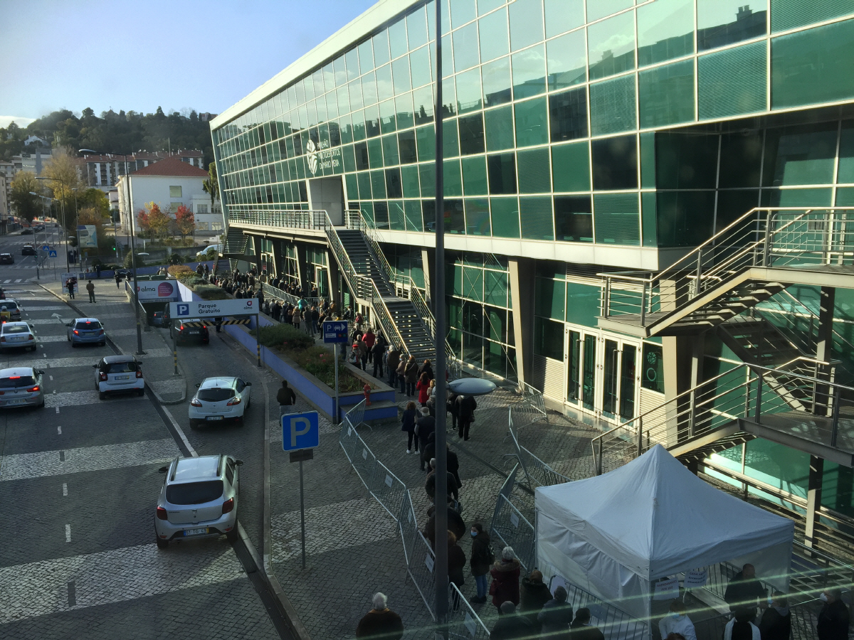 ▲고령자들이 27일 포르투갈 중부도시 코임브라의 알마쇼핑센터 맞은편에 있는 백신접종센터 앞에서 신종 코로나바이러스 감염증(코로나19) 부스터샷(백신 3차 접종)을 맞기 위해 길게 줄을 서 있다.