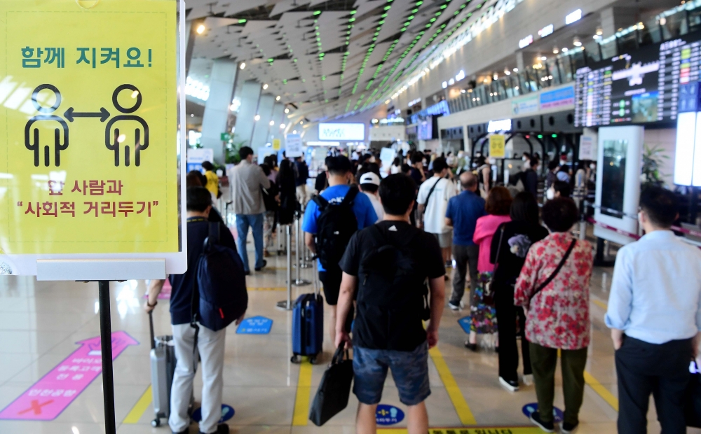 ▲신종 코로나바이러스 감염증(코로나19) 확산으로 수도권 거리두기 4단계가 시행된 뒤 첫 주말인 18일 서울 강서구 김포공항 국내선 청사가 휴가를 떠나려는 시민들로 붐비고 있다. 정부는 이날 중대본 회의에서 19일부터 비수도권 지역에서도 사적모임 허용을 최대 4명까지 적용하겠다고 밝혔다. 신태현 기자 holjjak@ (이투데이DB)