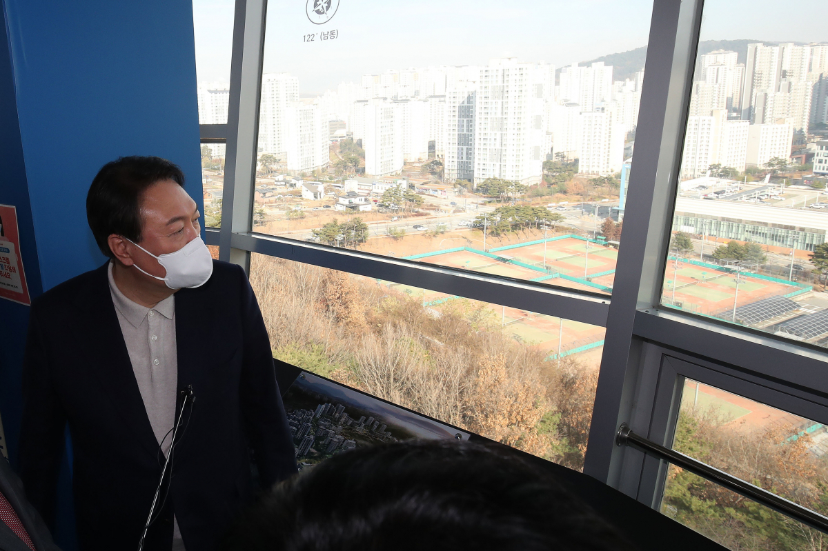 ▲윤석열 국민의힘 대선 후보가 29일 오후 세종시 밀마루 전망대를 방문해 김병준 상임선대위원장과 함께 행정중심복합도시 전경을 바라보고 있다. (국회사진취재단)