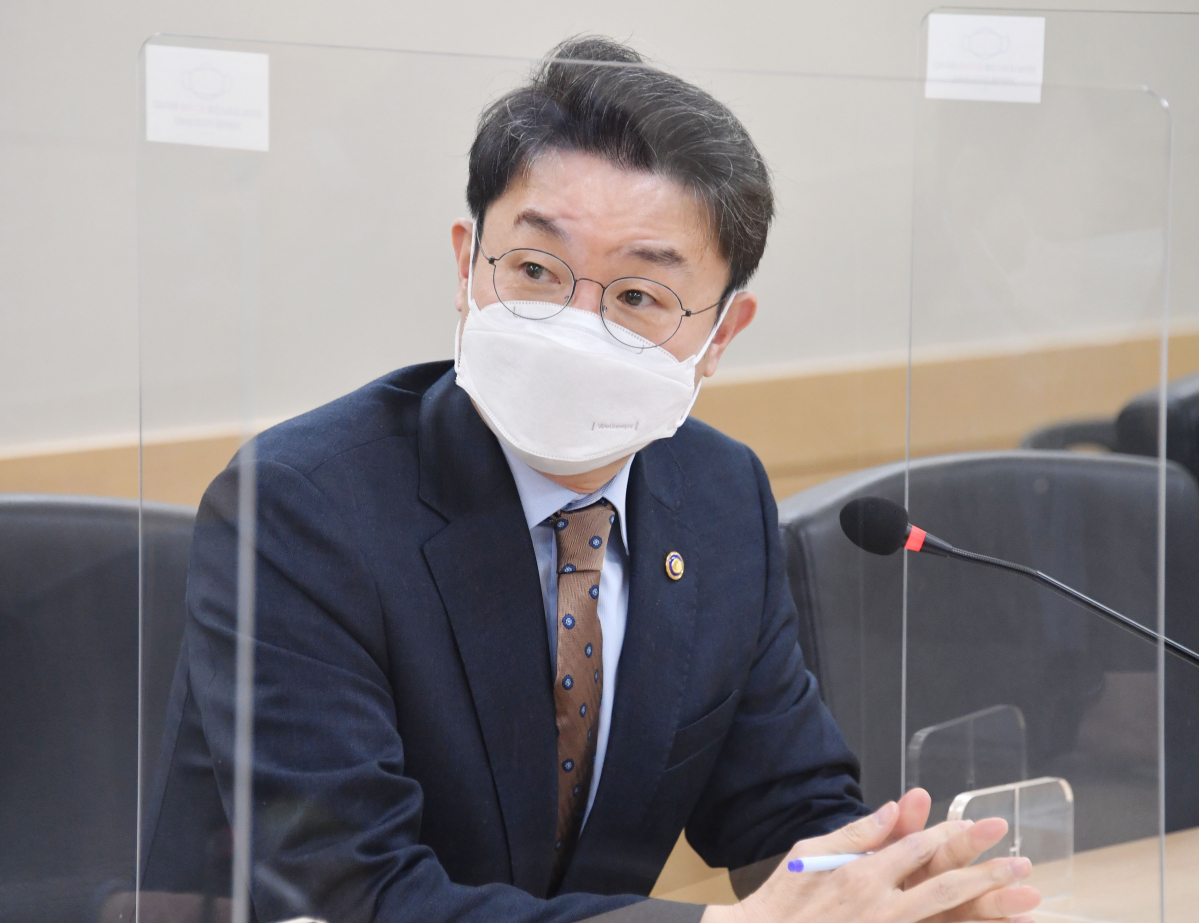 ▲이억원 기획재정부 차관이 11월 29일 서울 광화문 정부청사에서 열린 '제20차 요소수 수급 관련 범부처 합동 대응 회의'를 주재, 모두발언을 하고 있다. (사진제공=기획재정부)