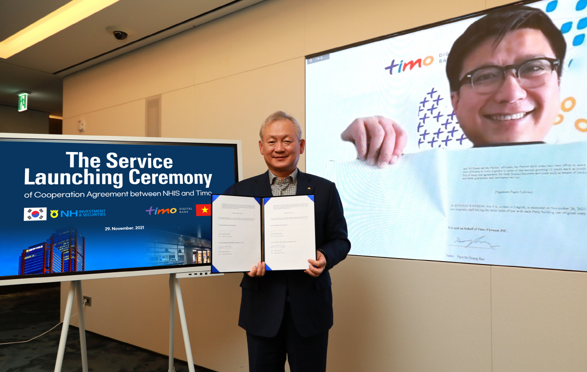 ▲ NH투자증권은 베트남 인터넷은행 플랫폼  티모(Timo)와의 협력협약 체결 및 협력을 통해 베트남 현지에서 ‘모바일 기반 비대면 계좌개설 서비스’를 본격 개시했다. 정영채 NH투자증권 사장이 29일 티모사의 응 유엔 바오 황 대표와 양사 간 협업 확대를 위한 협약을 체결하고 기념촬영을 하고 있다.

