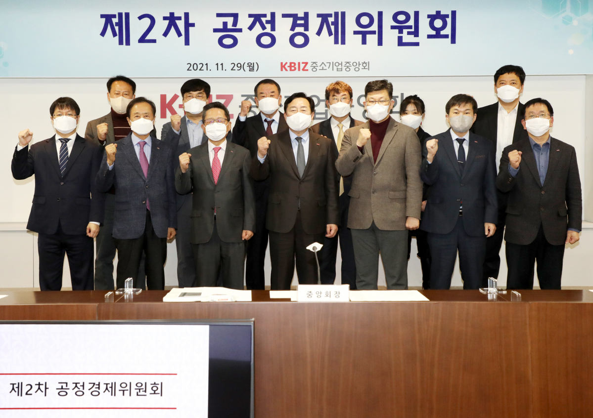 ▲29일 여의도 중기중앙회에서 열린 ‘탄소중립 대응경과 안내 및 협동조합 간담회’에서 (앞줄 왼쪽 세 번째부터) 정한성 공동위원장(한국파스너공업협동조합 이사장)과 김기문 중기중앙회장, 김남근 공동위원장(법무법인 위민 변호사)이 기념촬영을 하고 있다. (사진제공=중소기업중앙회)