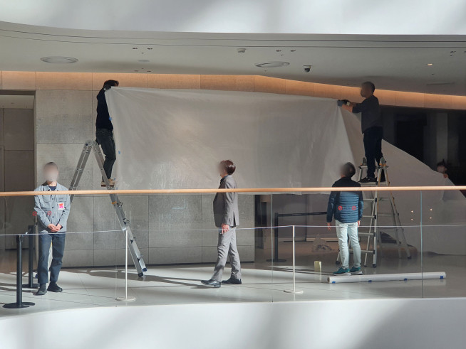 ▲29일 서울 여의도 더현대서울의 한 속옷 매장에서 천장 일부와 석고보드가 무너져 관계자들이 매장 주변에 가림막을 설치하고 있다(사진=연합뉴스)