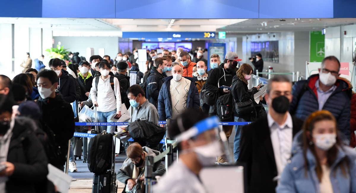 ▲(뉴시스) 29일 오전 인천국제공항에서 러시아 하바롭스크와 독일 프랑크프루트 발 항공기로 도착한 입국자들이 입국심사를 받고 있다.
