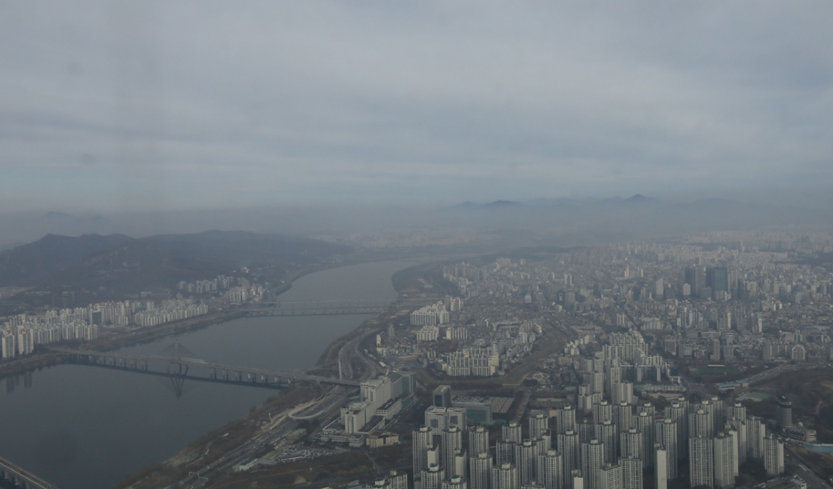 ▲서울 송파구에서 바라본 서울 도심이 뿌옇게 보이고 있다. (뉴시스)
