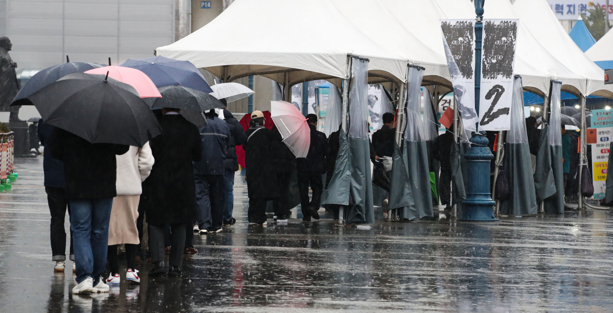 ▲코로나19 신규 확진자가 3032명으로 집계된 30일 오전 서울 중구 서울역광장 임시선별검사소에서 시민들이 검사를 받기 위해 대기하고 있다. (뉴시스)
