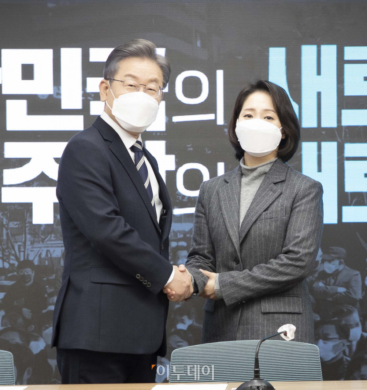 ▲민주당 선대위 인재영입 1호로 발탁된 조동연 전 공동상임선거대책위원장은 혼외자 의혹 등 사생활 논란으로 사흘 만에 물러났다. 조 전 위원장은 지난 3일 관련 의혹을 제기하며 자녀의 실명을 공개한 유튜브 채널 가로세로연구소를 공직선거법 위반(후보자비방죄) 및 정보통신망법 위반(명예훼손) 혐의로 서울중앙지검에 고발했다. (이투데이)