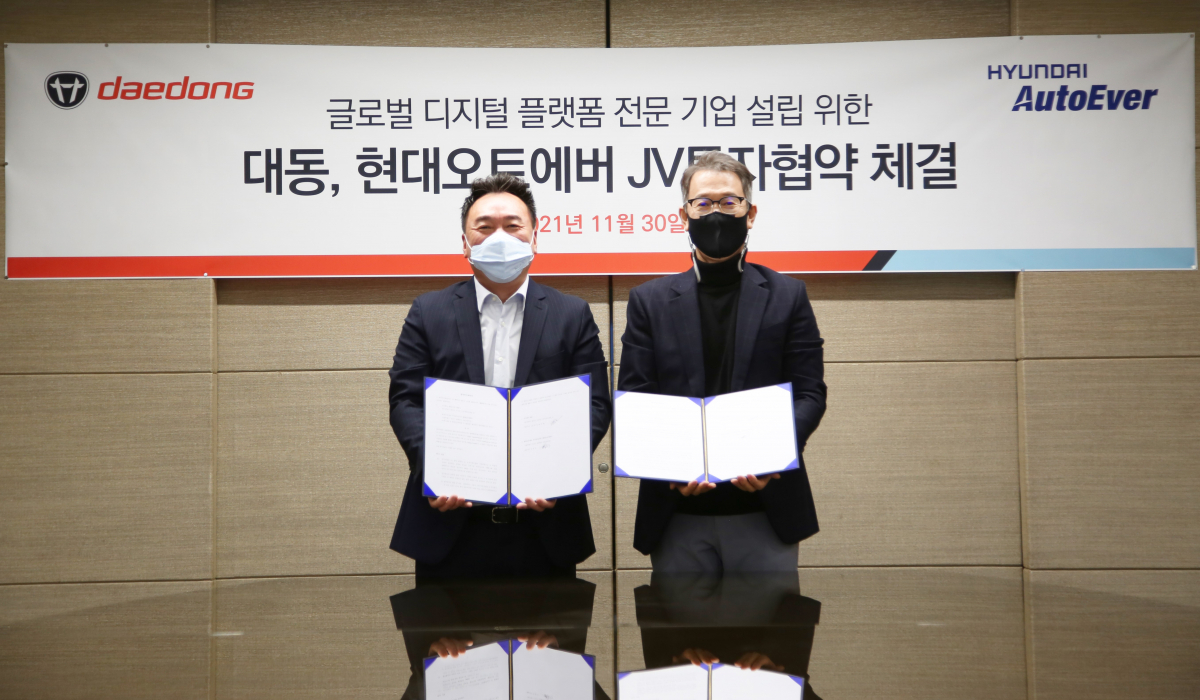 ▲30일 대동과 현대오토에버의 조인트벤처 설립 협약식에서 원유현 대동 대표(왼쪽)와 서정식 현대오토에버 대표가 기념촬영을 하고 있다. (사진제공=대동)