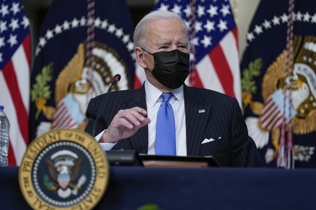 ▲조 바이든 미국 대통령이 백악관에서 29일(현지시간) 유통업체 대표들과 대화하고 있다. 워싱턴D.C./AP뉴시스
