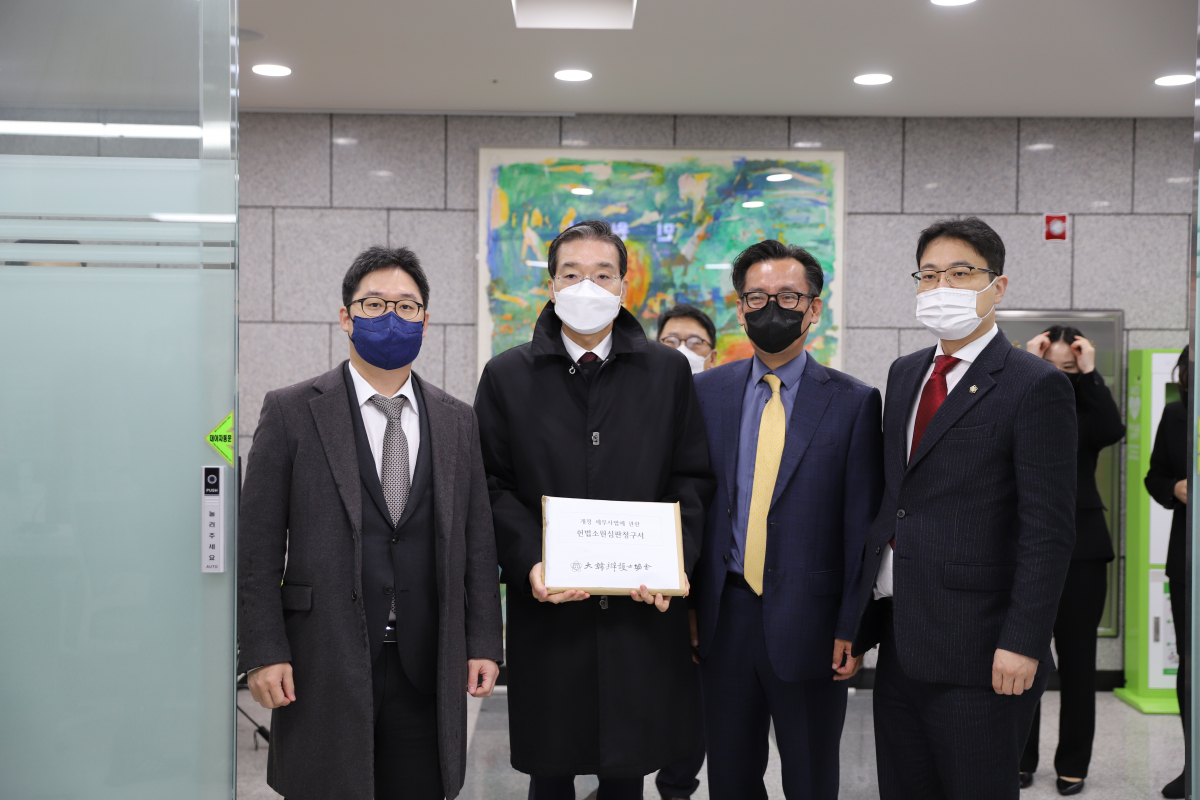 ▲이종엽 대한변호사협회장(왼쪽 두 번째) 등이 30일 헌법재판소에 세무사법 제20조의2 제2항에 대한 헌법소원심판을 청구하고 있다. (사진제공=대한변호사협회)