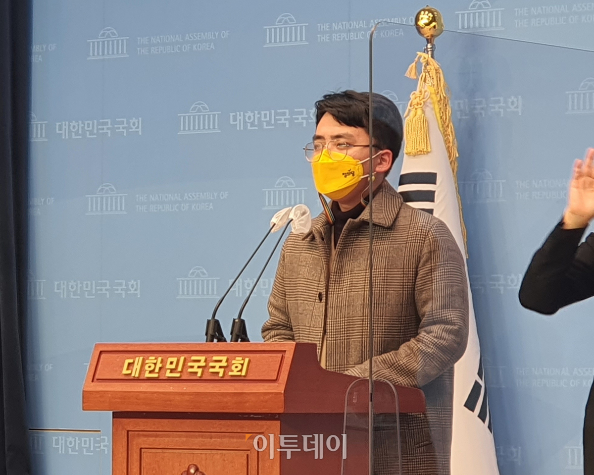 ▲오승재 정의당 선대위 대변인이 30일 국회 소통관에서 발표하고 있다.  (유혜림 기자 wiseforest@)