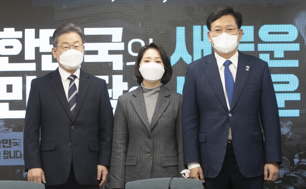 ▲지난달 30일 민주당사에서 열린 이재명 캠프 공동상임선대위원장 인선 발표에서 공동상임위원장으로 임명된 조동연 교수와 이재명 후보가 기념촬영을 하고 있다. 신태현 기자 holjjak@ (이투데이DB)