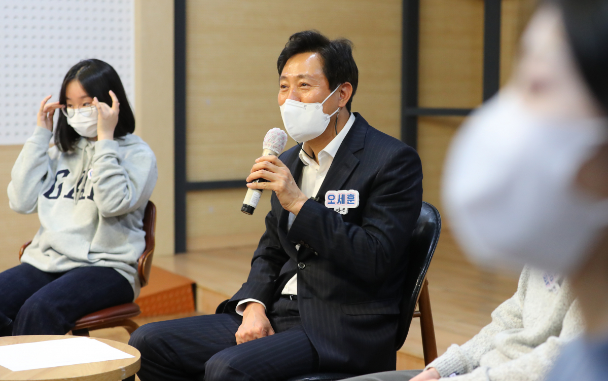 ▲오세훈 서울시장이 30일 오후 서울 용산구 시립청소년미디어센터에서 열린 서울런 멘토링 현장 간담회에 참석해 인사말을 하고 있다.  (뉴시스)
