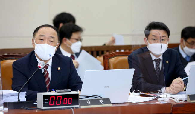 ▲홍남기 부총리 겸 기획재정부 장관이 30일 서울 여의도 국회에서 열린 기획재정위원회 전체회의에서 의원 질의에 답변하고 있다. (연합뉴스)