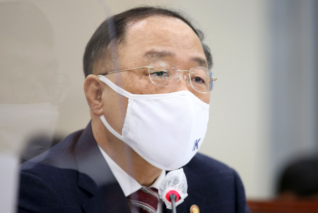 ▲홍남기 부총리 겸 기획재정부 장관이 30일 서울 여의도 국회에서 열린 기획재정위원회 전체회의에서 의원 질의에 답변하고 있다.  (연합뉴스)