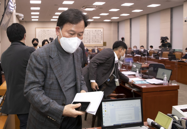 ▲국민의힘 의원들이 30일 오후 서울 여의도 국회에서 열린 법제사법위원회 전체회의에서 '이재명 특검법' 상정 누락에 반발하며 퇴장하고 있다.  (연합뉴스)